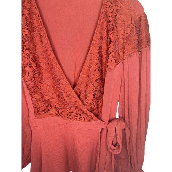 Torrid Crinkle Gauze Lace Inset Surplice Top Blouse Women’s Sz 1 1X/14-16 Red - Picture 6 of 10